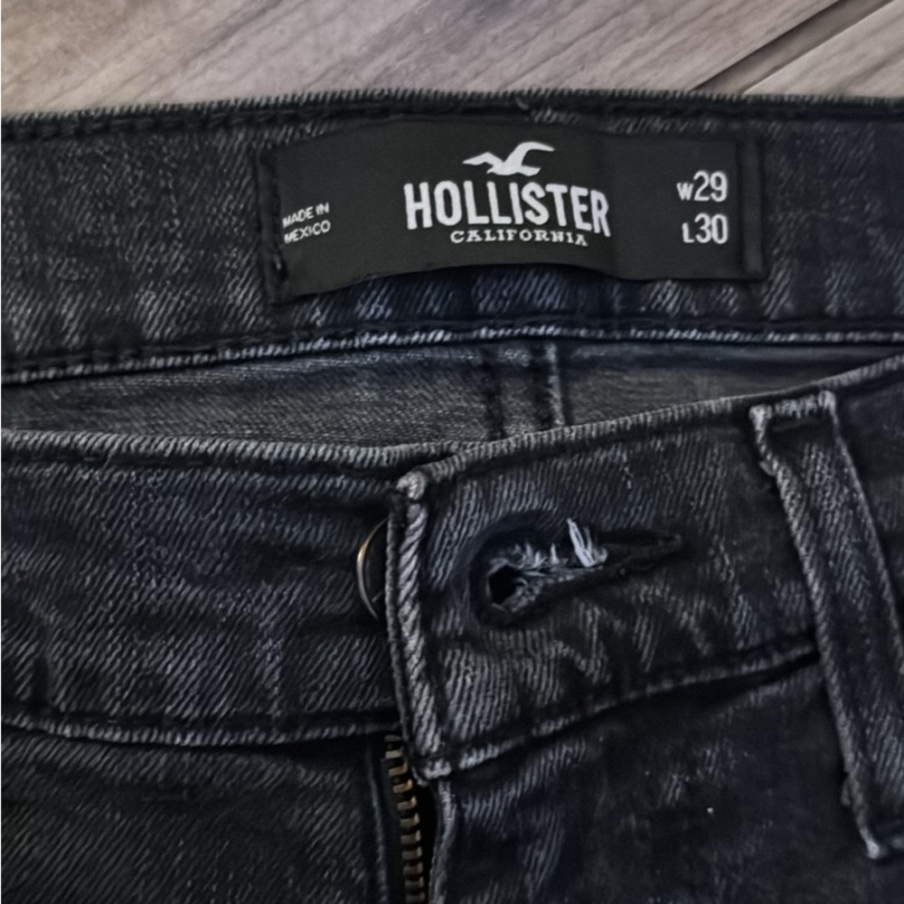 Hollister Black Skinny Jeans with Sleek Design